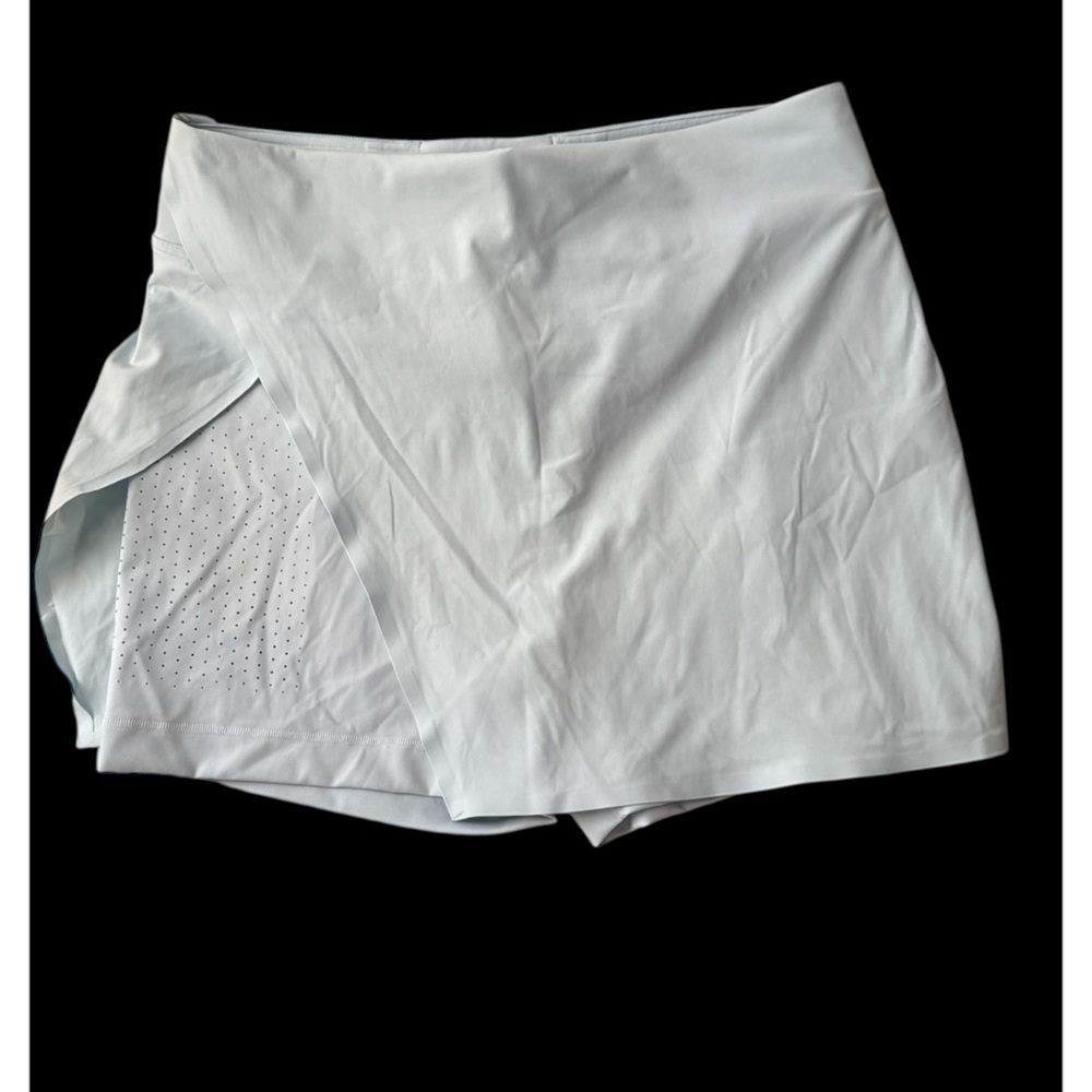 LULULEMON  never worn tennis/golf skirt w pockets Sz 12. Light blue